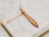 une cuillère en or et une autre cuillère en or posées sur une table en marbre