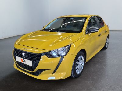 La voiture jaune est garée dans une grande pièce au sol noir.
