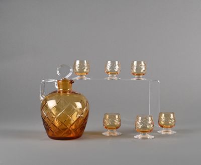 beaucoup de verres et une carafe sur la table