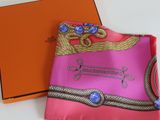 foulard en soie rose orné de perles dorées et bleues, accompagné d'un coffret orange