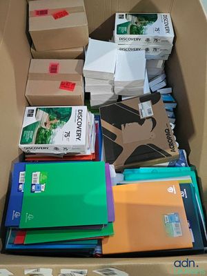 une boîte en carton remplie de nombreux types de chemises différents