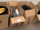 de nombreuses boîtes contenant beaucoup d'objets