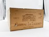 une caisse en bois contenant une bouteille de vin