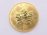 pièce d'or représentant une feuille d'érable sur un fond blanc
