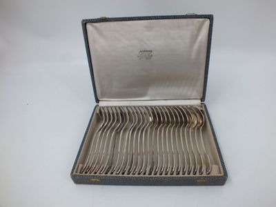 une boîte contenant tout un tas de cuillères en argent