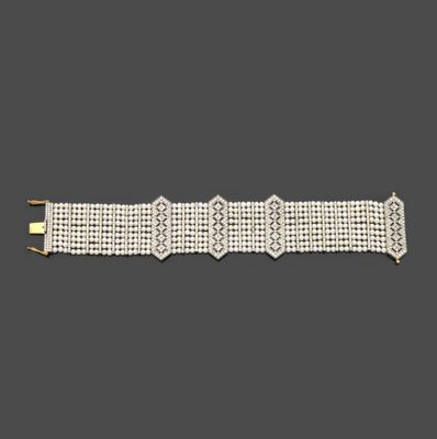 un bracelet en diamants, signé Cartier