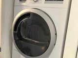 un lave-linge et un sèche-linge blancs dans une petite pièce