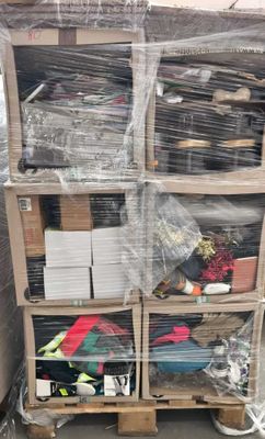 une palette remplie de cartons et d'autres articles dans l'entrepôt