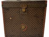 une valise marron ornée d'un motif à carreaux