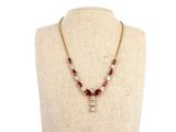 gros plan d'un mannequin portant un collier