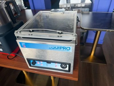 une photo d'une friteuse professionnelle posée sur une table