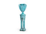 une image représentant un vase bleu posé sur une table