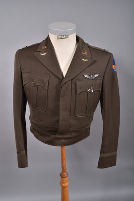 un uniforme militaire sur un mannequin, devant un fond gris