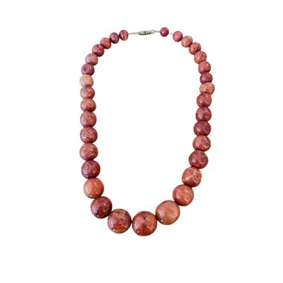 gros plan d'un collier sur fond blanc
