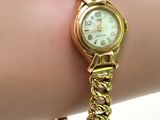 une montre-bracelet en or au poignet d'une femme