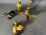 quatre figurines en laiton représentant un homme, un oiseau et une oie