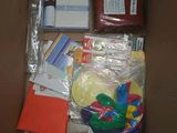 une boîte en carton remplie d'objets divers destinés aux jeux d'un enfant