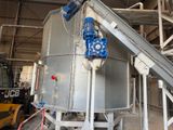 une grande machine installée à l'intérieur d'un bâtiment