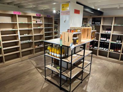 de nombreuses étagères remplies de bouteilles de vin dans un magasin