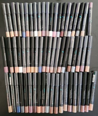 une pile de crayons de maquillage posée sur une table