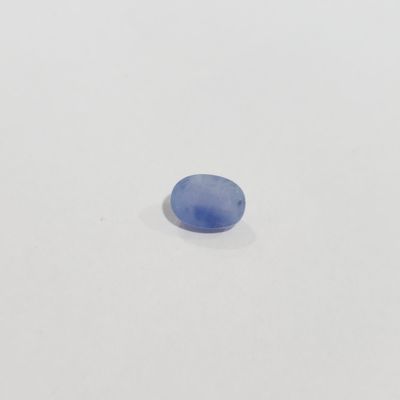 une pierre bleue sur une surface blanche