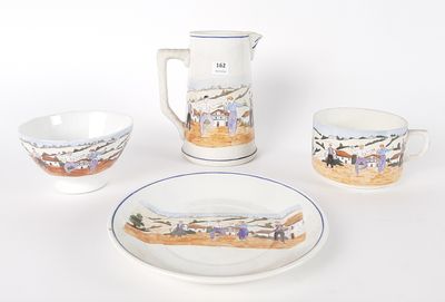 trois pièces de poterie posées sur une surface blanche