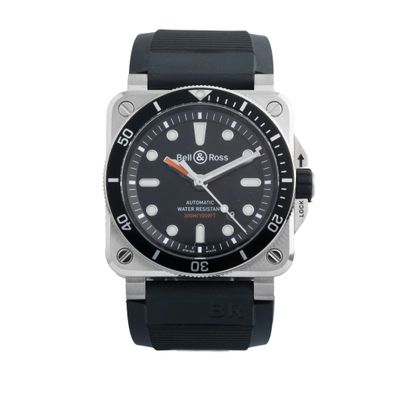un gros plan d'une montre sur un fond blanc avec un fond blanc
