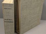 un livre ouvert posé sur une table près d'un mur gris