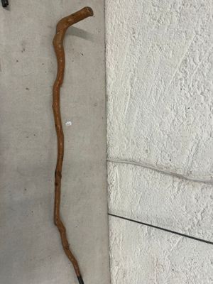 un bâton et un support à bâton sur le côté d'un bâtiment