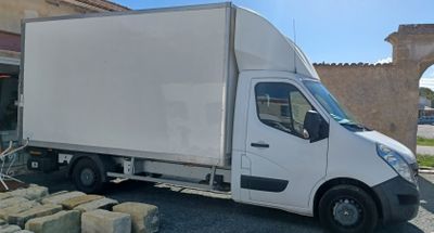 un camion blanc garé devant un bâtiment