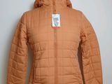 une veste orange à capuche sur un mannequin, un mannequin, un mannequin, un mannequin, un mannequin, un mannequin, un mannequin, un mannequin