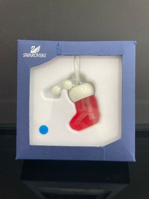 une décoration de bas de Noël dans une boîte bleue posée sur une table
