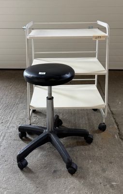 une photo représentant une chaise et un tabouret dans un garage