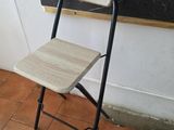 une chaise placée devant un tableau noir