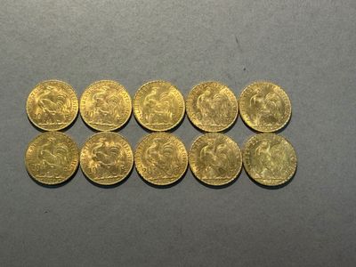 un tas de pièces d'or posées sur une table