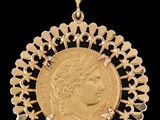 un pendentif en forme de pièce d'or, avec une tête de femme au centre