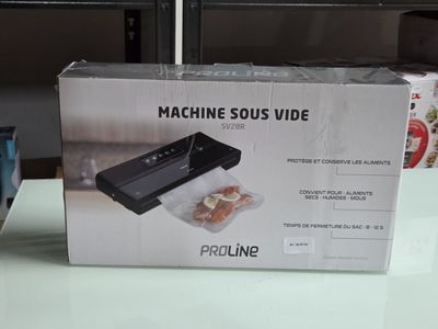 une boîte de nourriture posée sur une table