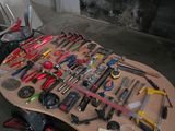 une table sur laquelle sont posés de nombreux outils