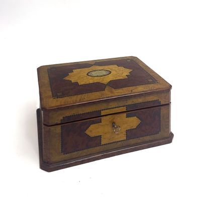 une petite boîte en bois ornée d'un motif décoratif