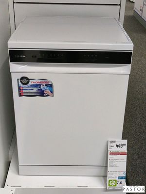 une photo d'un petit réfrigérateur blanc dans un magasin