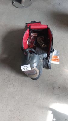 un sac posé par terre à côté d'une chaise