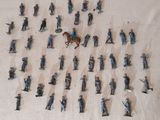 de nombreuses figurines représentant des personnes debout en cercle