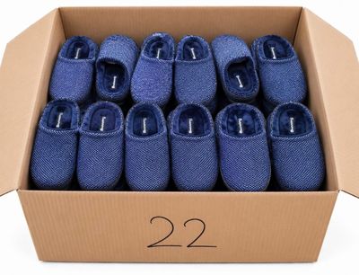 de nombreuses paires de chaussons bleus dans une boîte en carton