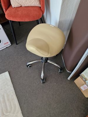 une chaise qui se trouve dans le coin d'une pièce