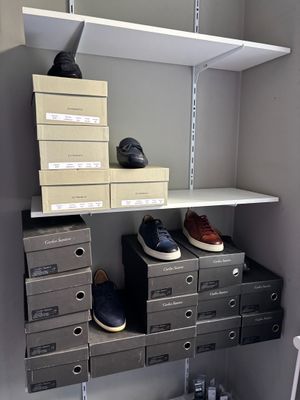 de nombreuses boîtes de chaussures posées sur une étagère dans un placard