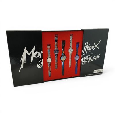 un lot de trois montres présenté dans un coffret noir sur fond rouge
