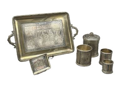 une image représentant un plateau en argent avec quatre tasses et un plateau orné d'un motif