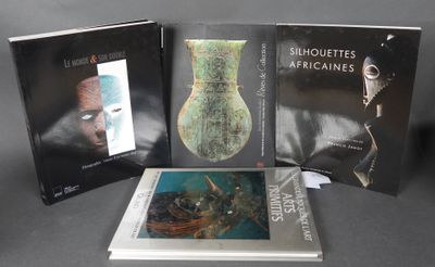 trois livres posés sur une table sur laquelle se trouve un vase