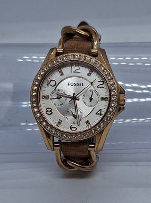 La montre est en or, avec un cadran blanc et une lunette sertie de diamants, sertie de diamants, sertie de diamants, sertie de diamants, sertie de diamants, sertie de diamants, sertie de diamants.