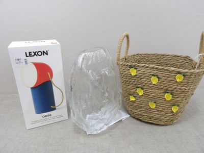 un panier et une bouteille en verre à côté d'une caisse de citrons
